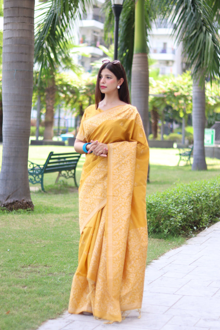 Stunning Banglori raw silk saree with woven pallu and detailed butties design