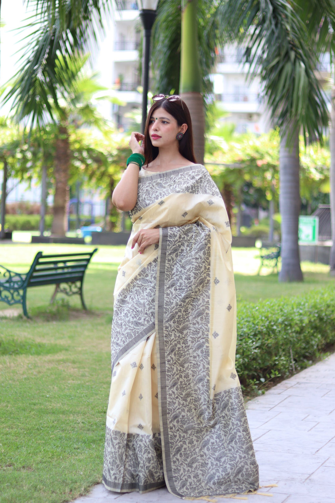 Stunning Banglori raw silk saree with woven pallu and intricate handloom work