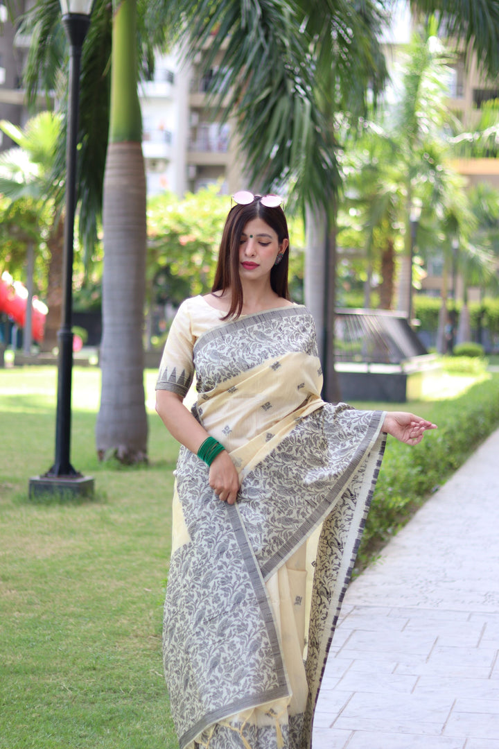 Elegant Banglori handloom raw silk saree with woven pallu and intricate detailing