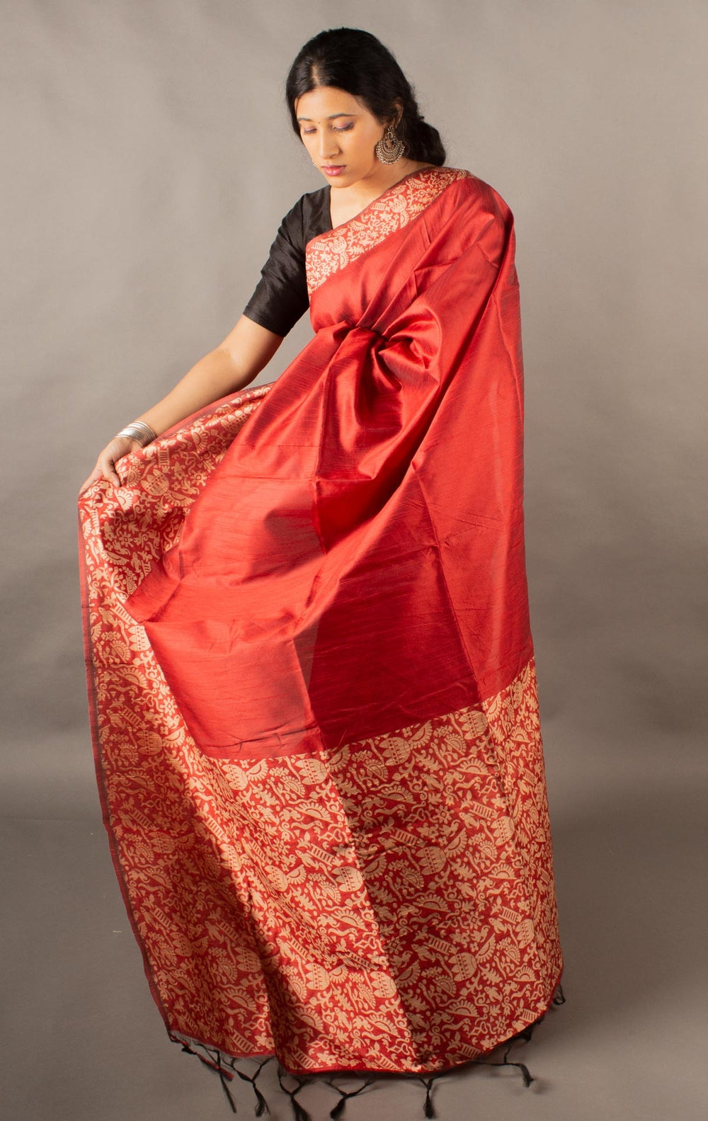 Gorgeous red saree in Banglori raw silk with intricate weaving and a luxurious pallu for weddings.