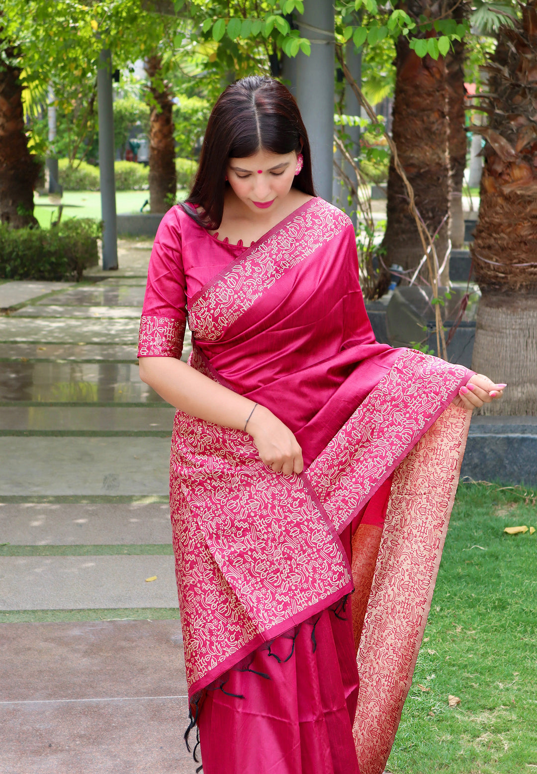 Beautiful {color} sadi, handloom raw silk saree with a stunning pallu, perfect for festive occasions.