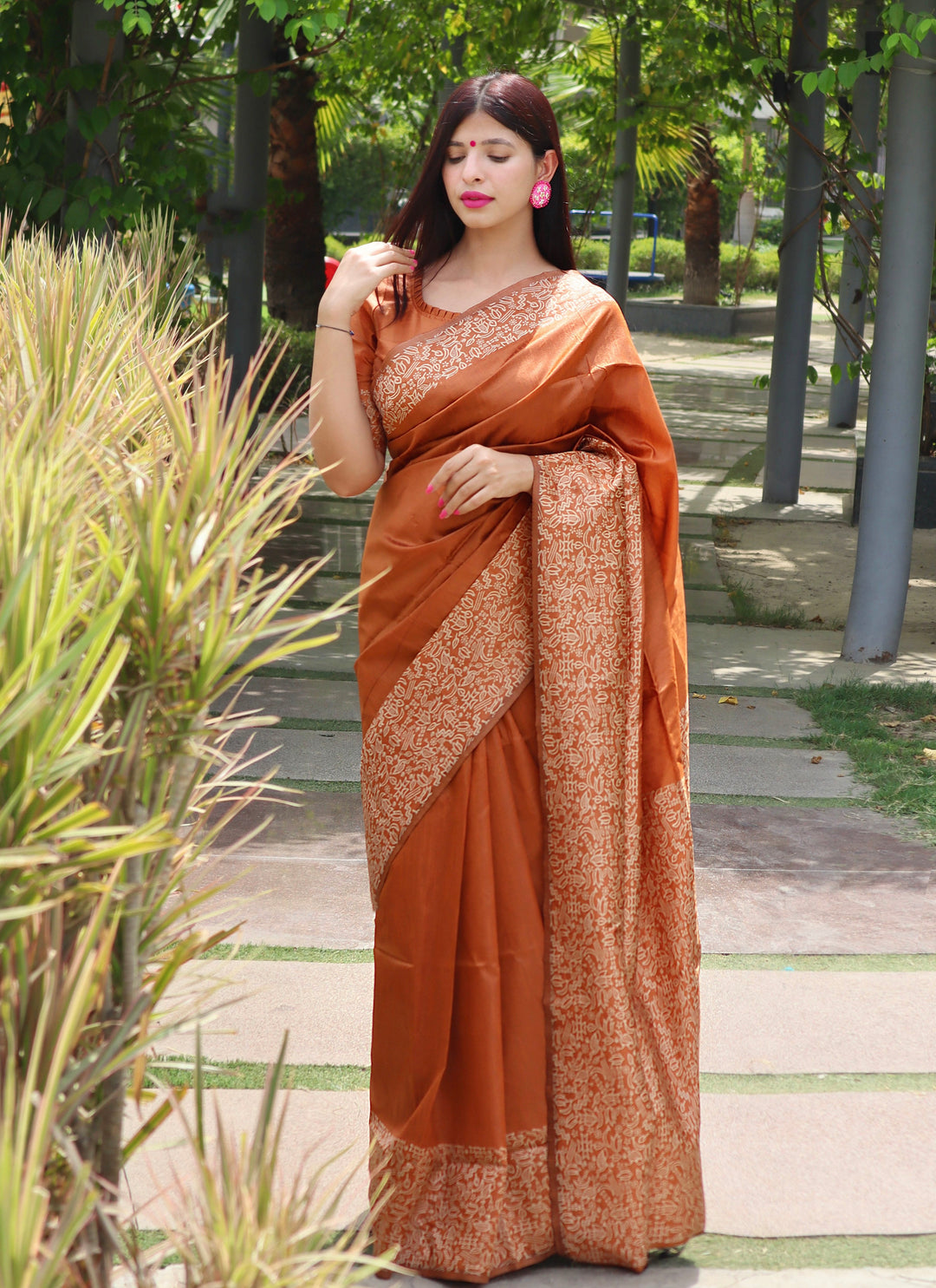 Latest {color} saree with a running blouse piece and rich pallu, ideal for special cultural occasions.