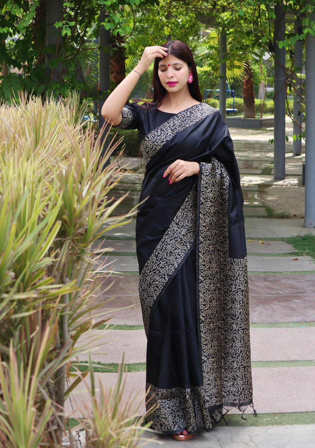 Elegant {color} Banglori handloom raw silk saree with a rich pallu, perfect for festive occasions and weddings.