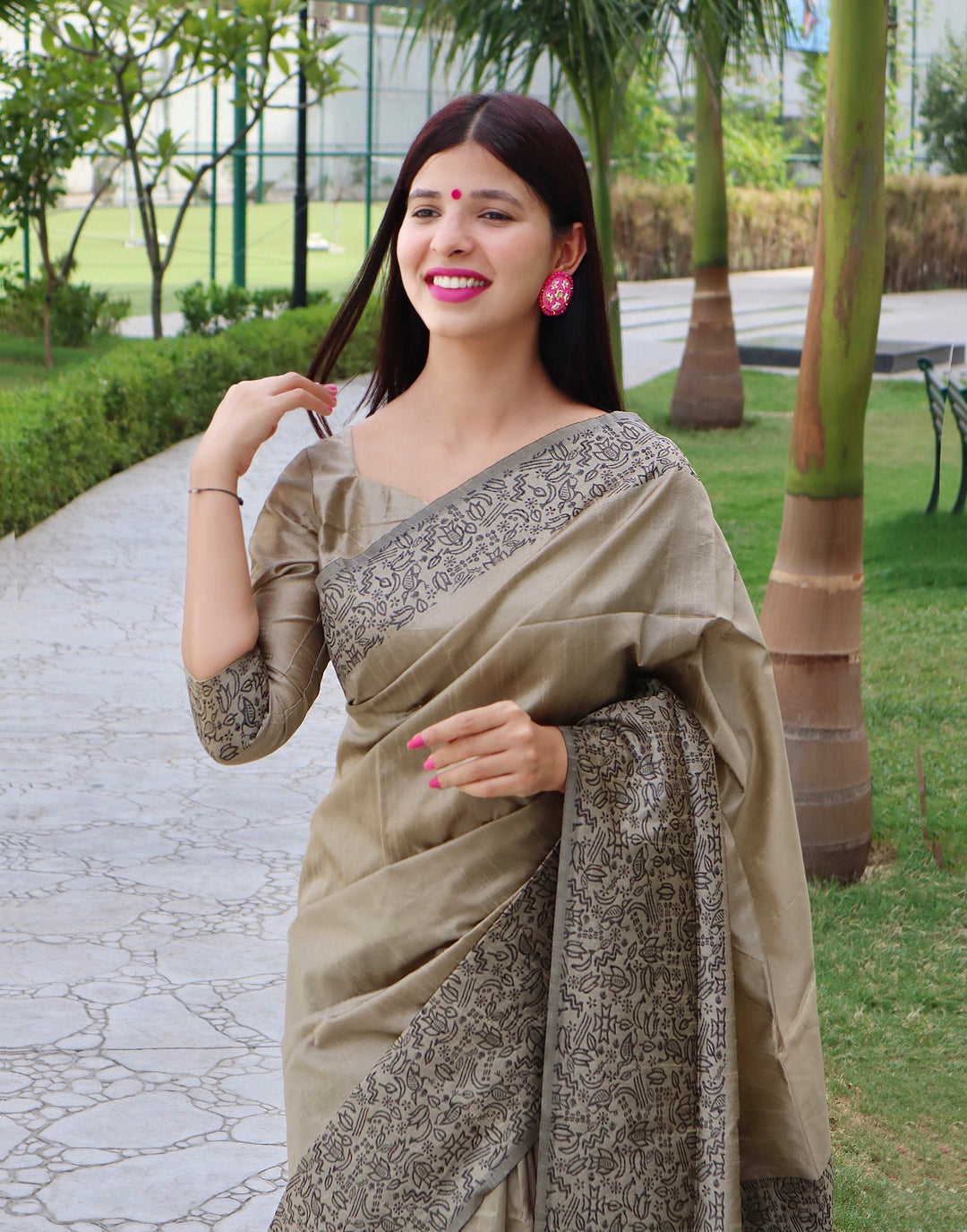 {Color} Indian saadi with a rich pallu, crafted from handloom raw silk, ideal for any cultural occasion.