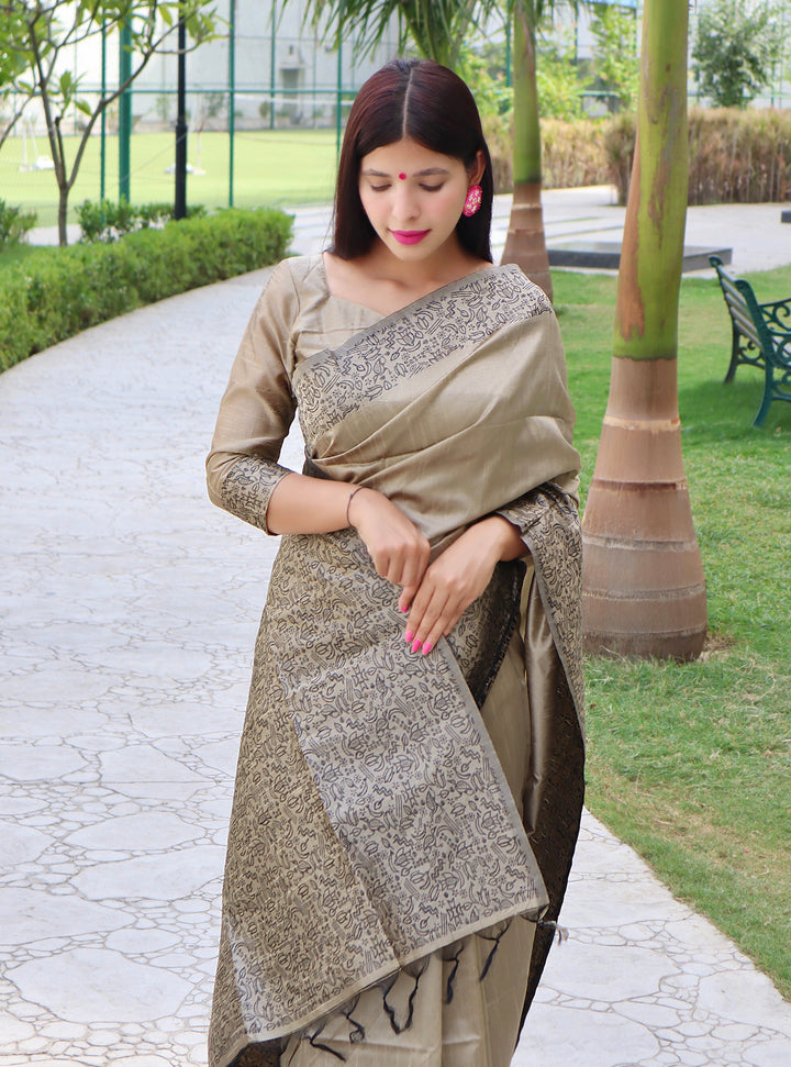 Elegant {color} traditional Indian saree, made from raw silk with a luxurious pallu.