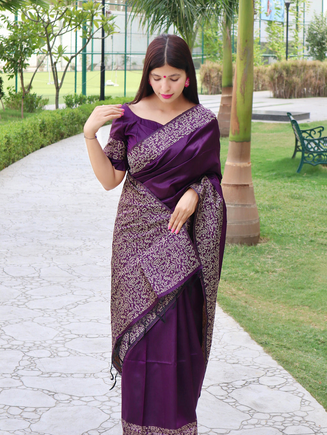 Traditional {color} Indian saree, crafted from Banglori handloom silk, ideal for wedding attire.