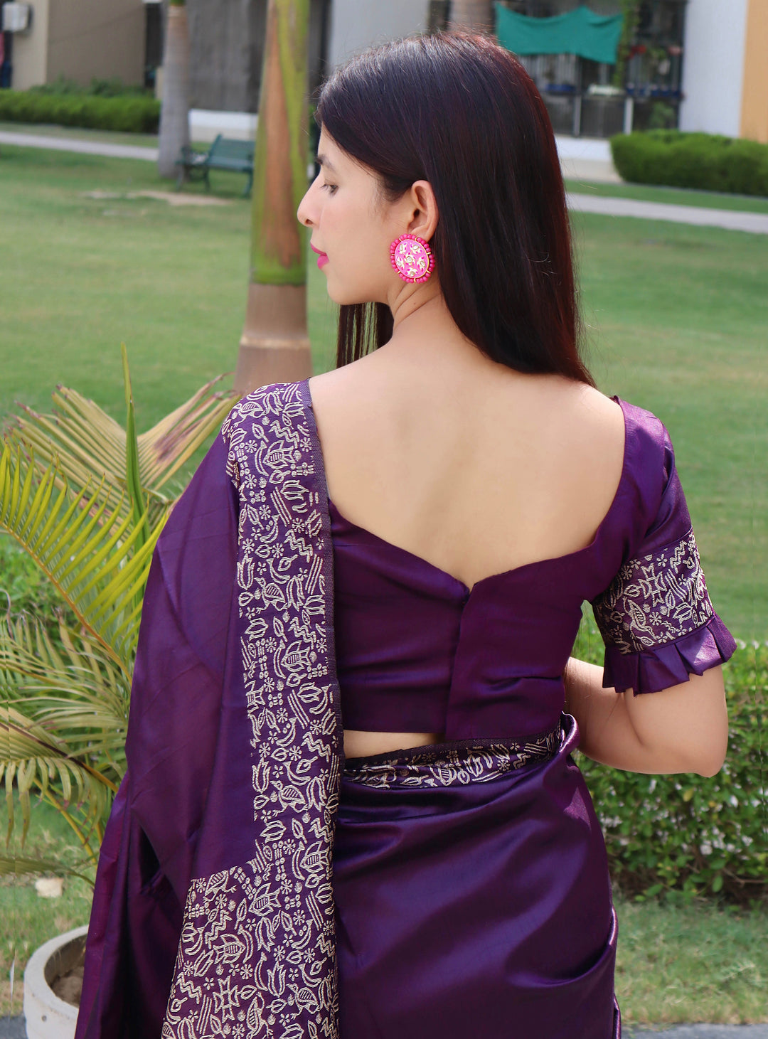 Stylish {color} Indian sari featuring a rich pallu and handloom raw silk fabric for festive elegance.