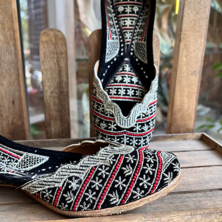 Traditional Black Velvet Juttis | Noor-e-Nisha by Juttiesmaker with Zari Work