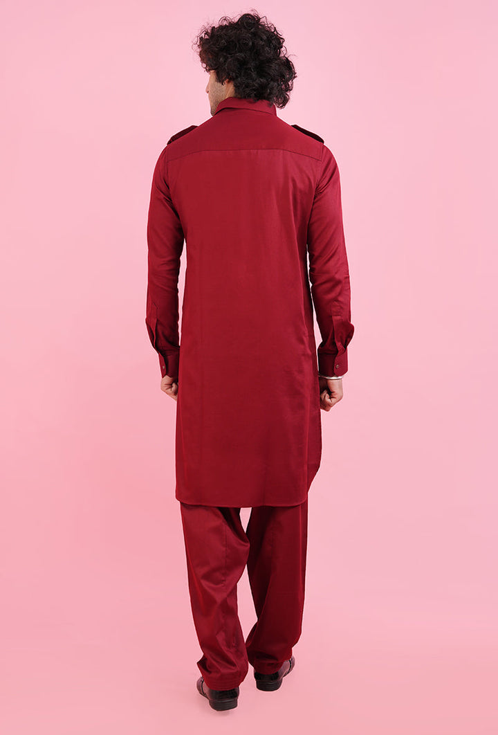 This maroon Pathani kurta offers a sophisticated look with its regular fit and exquisite thread detailing, making it a must-have for festive gatherings and celebrations.