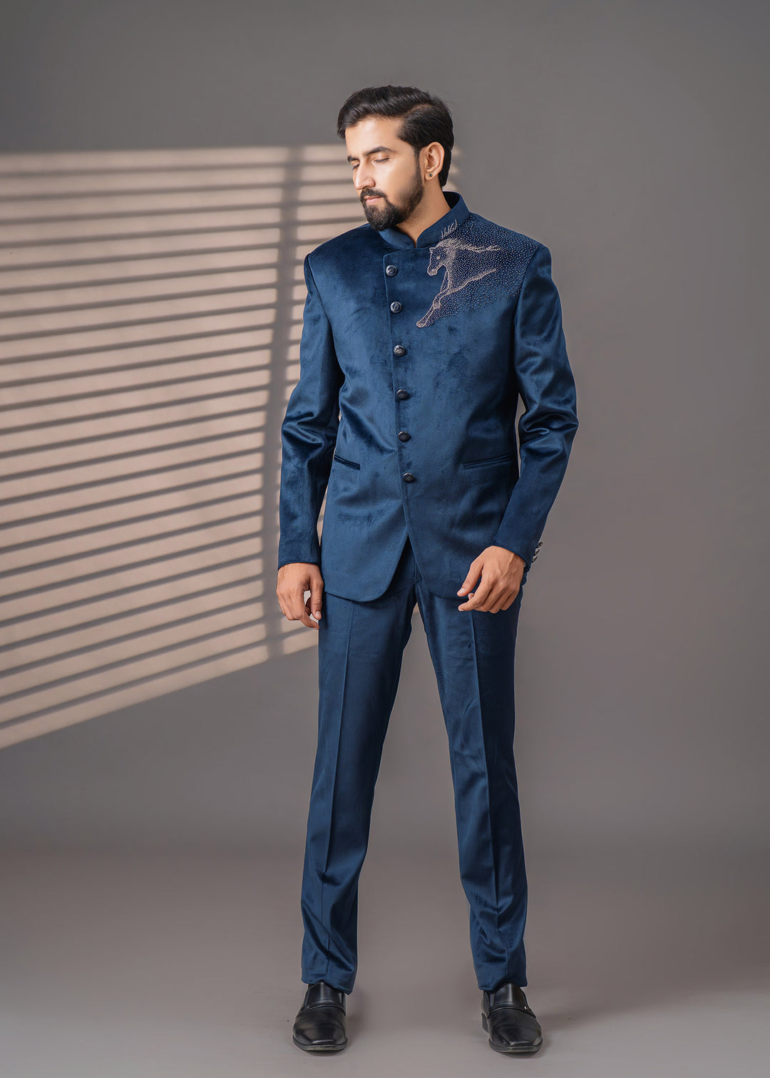 This stylish blue Jodhpuri suit blends tradition and modern style, ideal for grooms and wedding guests.