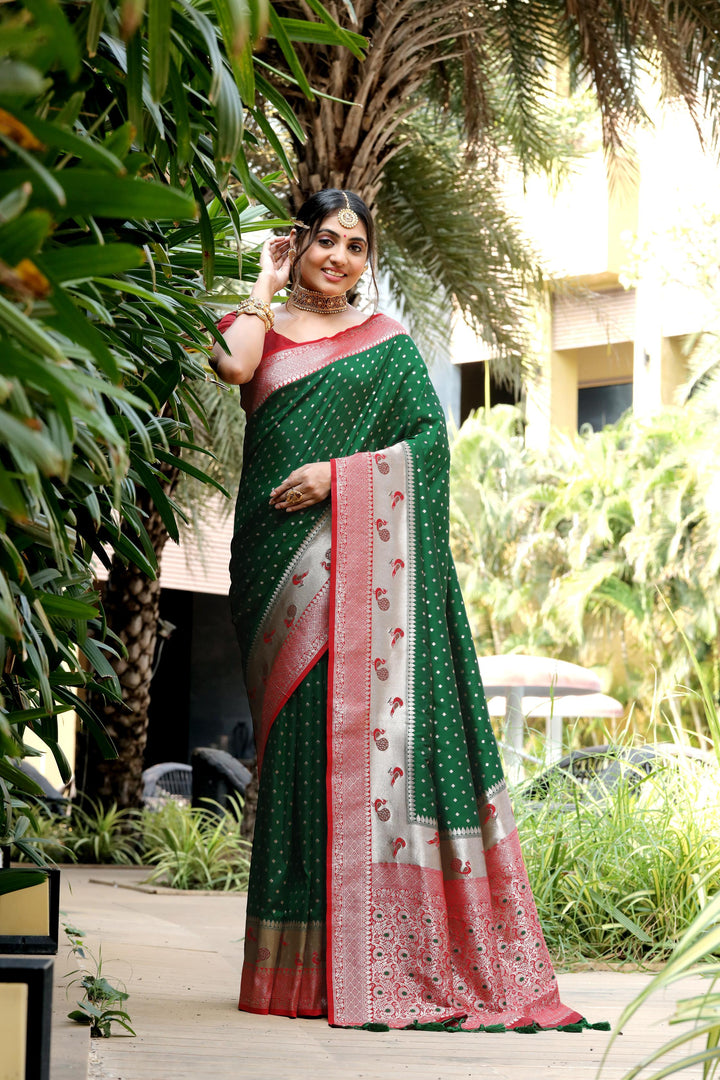 Beautiful Green Indian sadi with a contrast peacock border and exclusive zari pallu, including fancy tassels and blouse piece. Perfect for weddings.