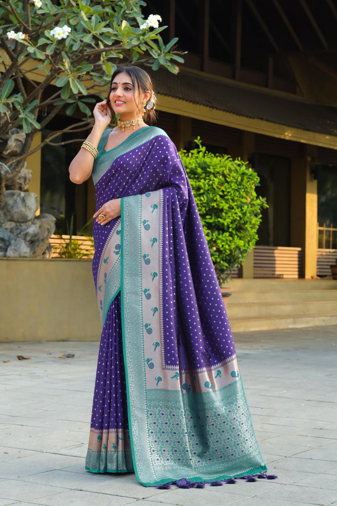 Timeless Blue Indian saadi with a contrast peacock border and intricate zari pallu. Perfect for weddings and traditional celebrations.