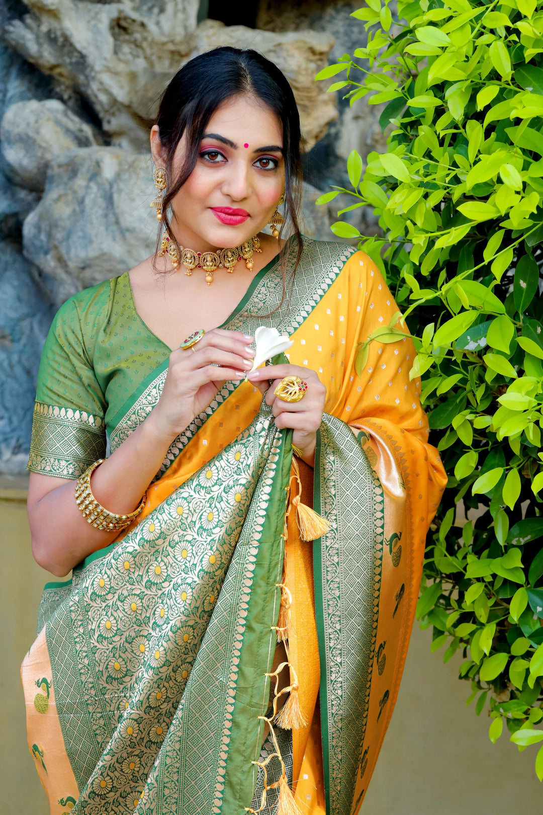 Beautiful Yellow Indian saadi featuring a peacock border, zari pallu, and matching blouse piece. Perfect for festive celebrations and weddings.