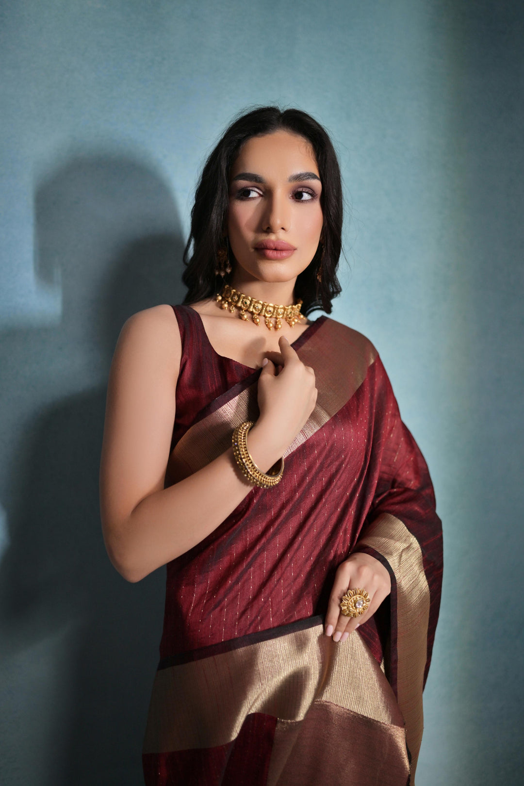 Stylish maroon Indian saree, featuring a luxurious Banarasi raw silk fabric with zari detailing.