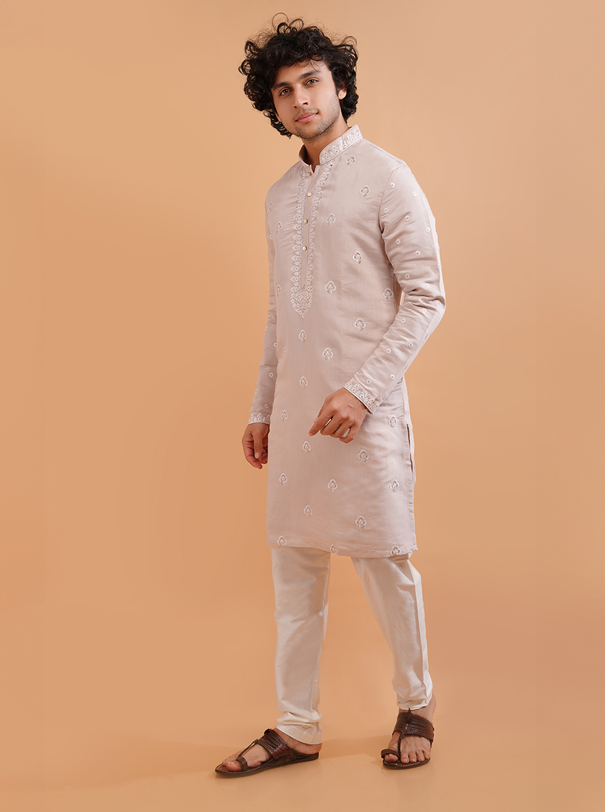 Discover the beauty of this pale pink kurta pajama, designed to combine tradition and modern sophistication.