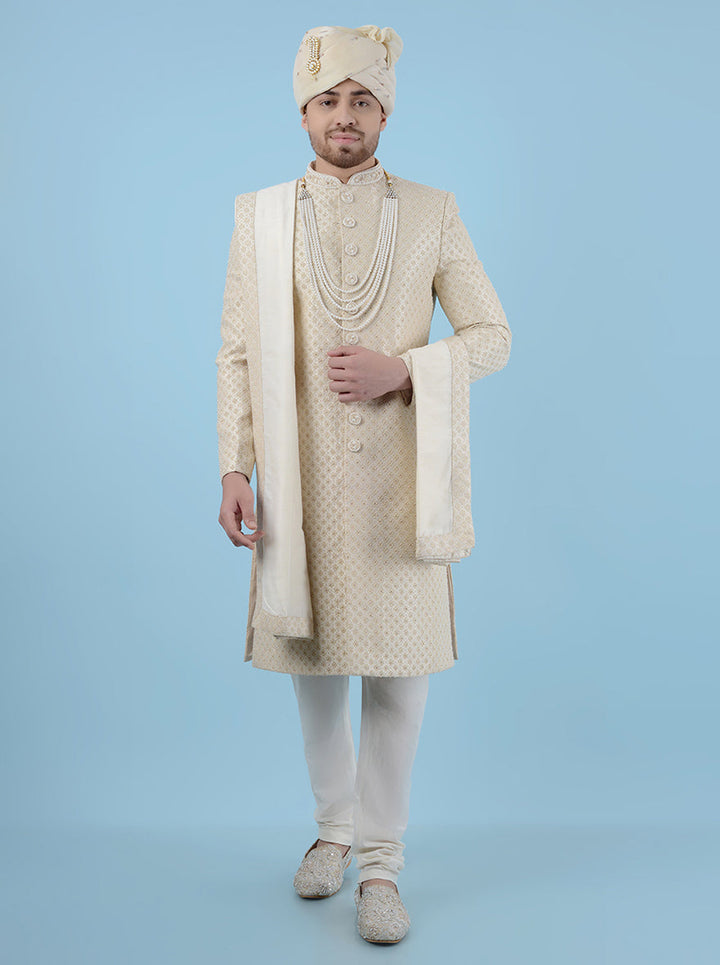 Stand out on your special day with this Cream & Gold Sherwani, designed for grooms in the USA, adding a unique blend of style and traditional charm to your wedding ensemble.