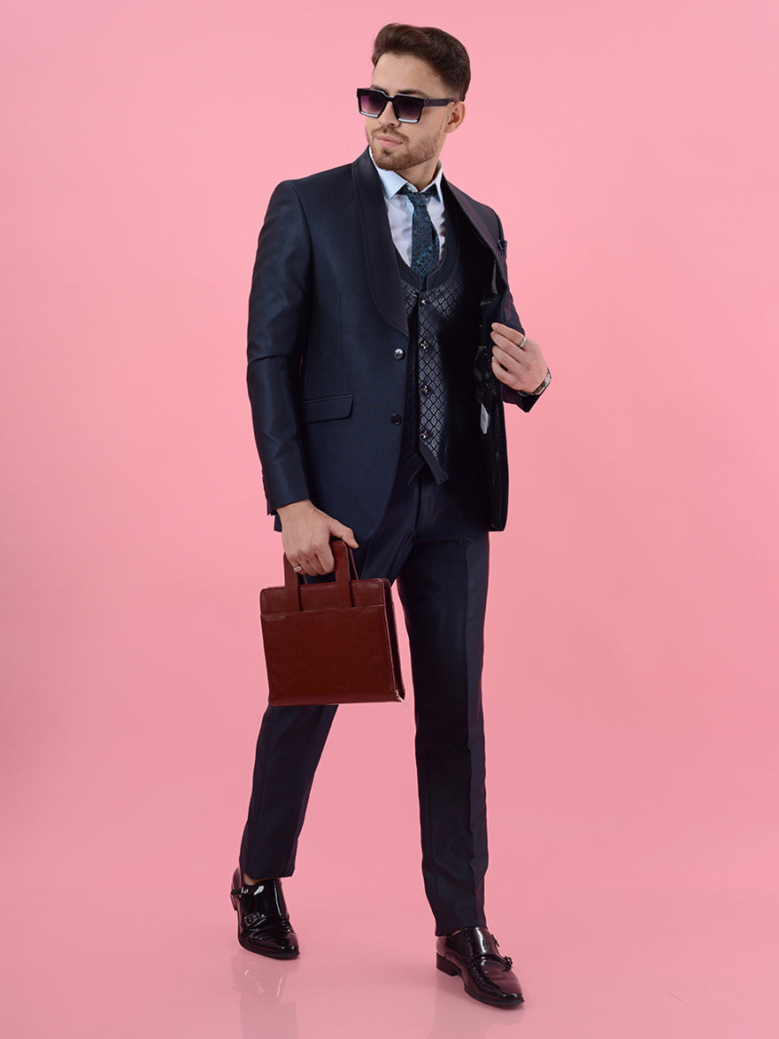 Ideal formal suit for receptions, showcasing a classic cut that combines elegance and comfort.