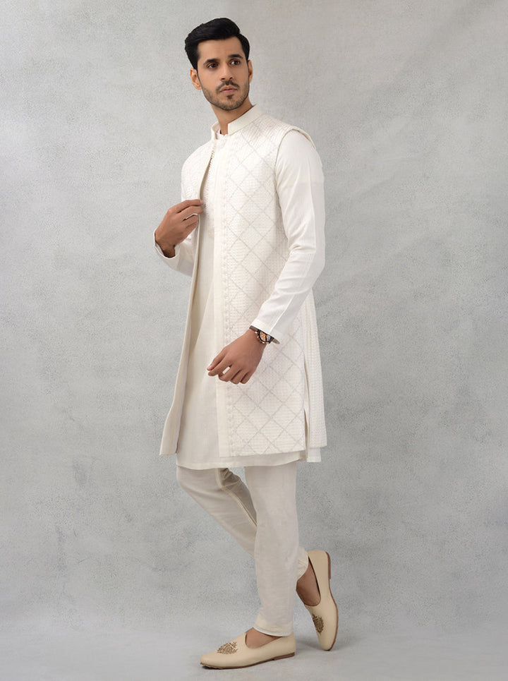 This off-white kurta set enhances your traditional style effortlessly.