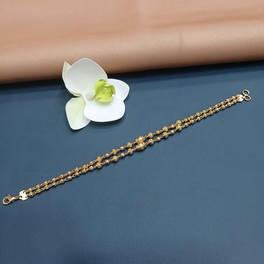 Timeless golden bracelet with delicate chain links, ideal for everyday elegance.