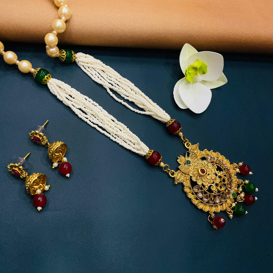 Beautiful golden jewelry set, perfect for festive and cultural events.