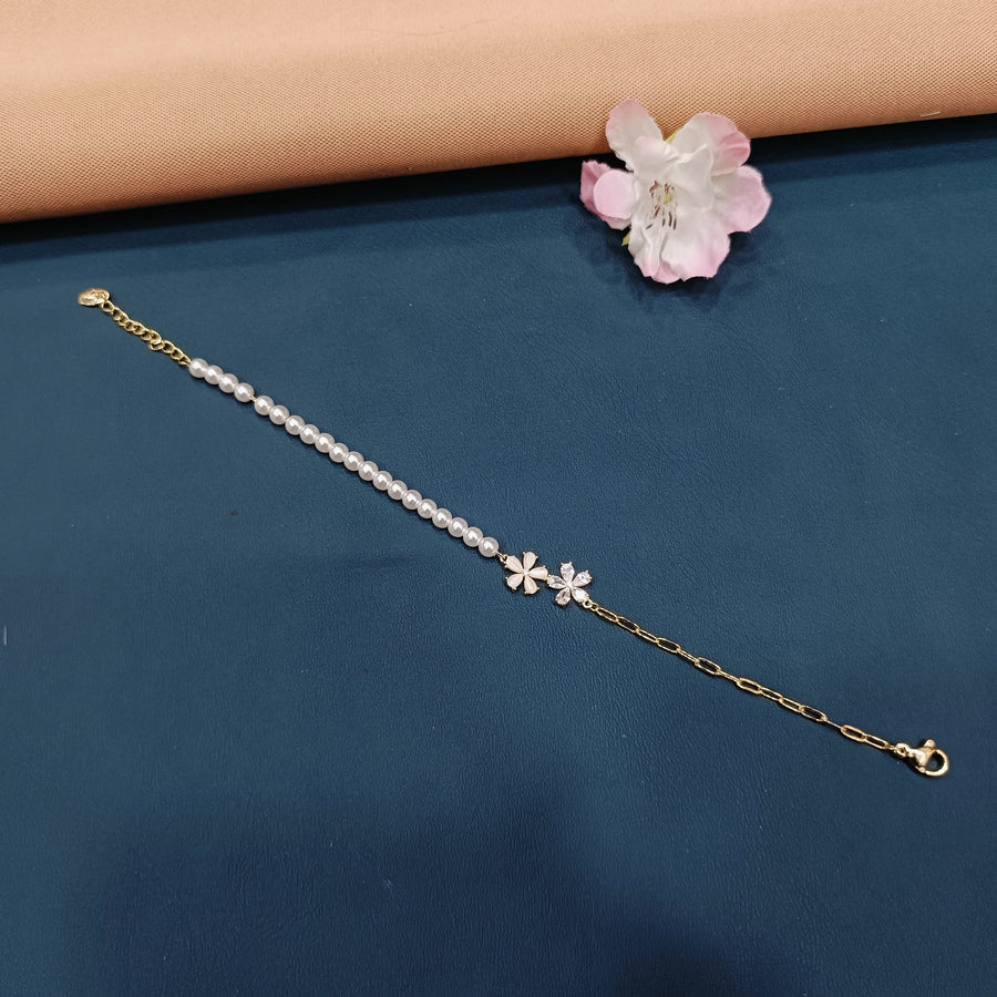 Stylish golden bracelet with a single charm.