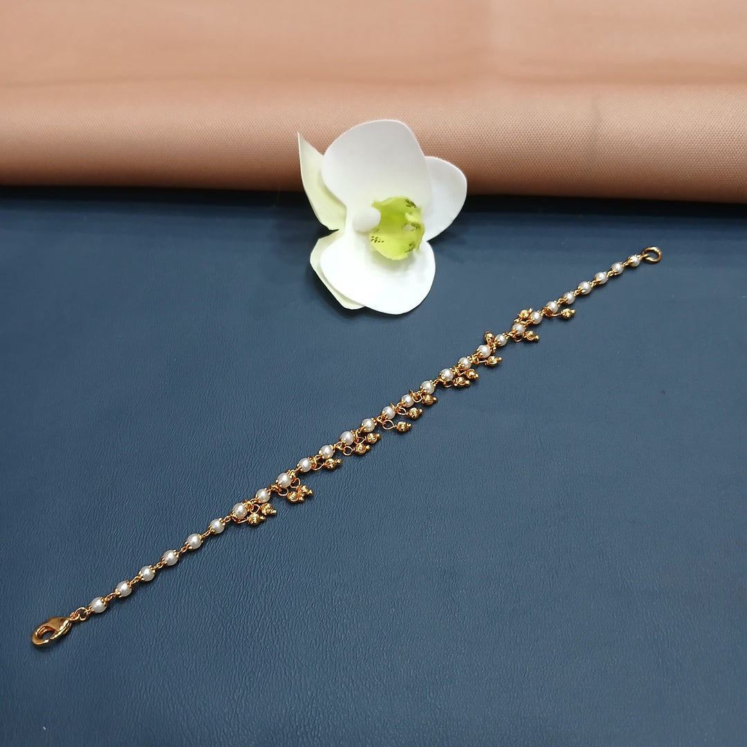 Elegant golden bracelet with a timeless appeal, suitable for any event.