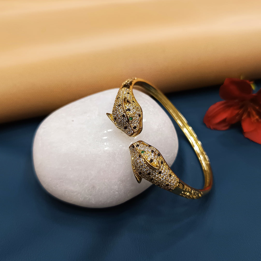 Timeless golden bracelet suitable for layering.