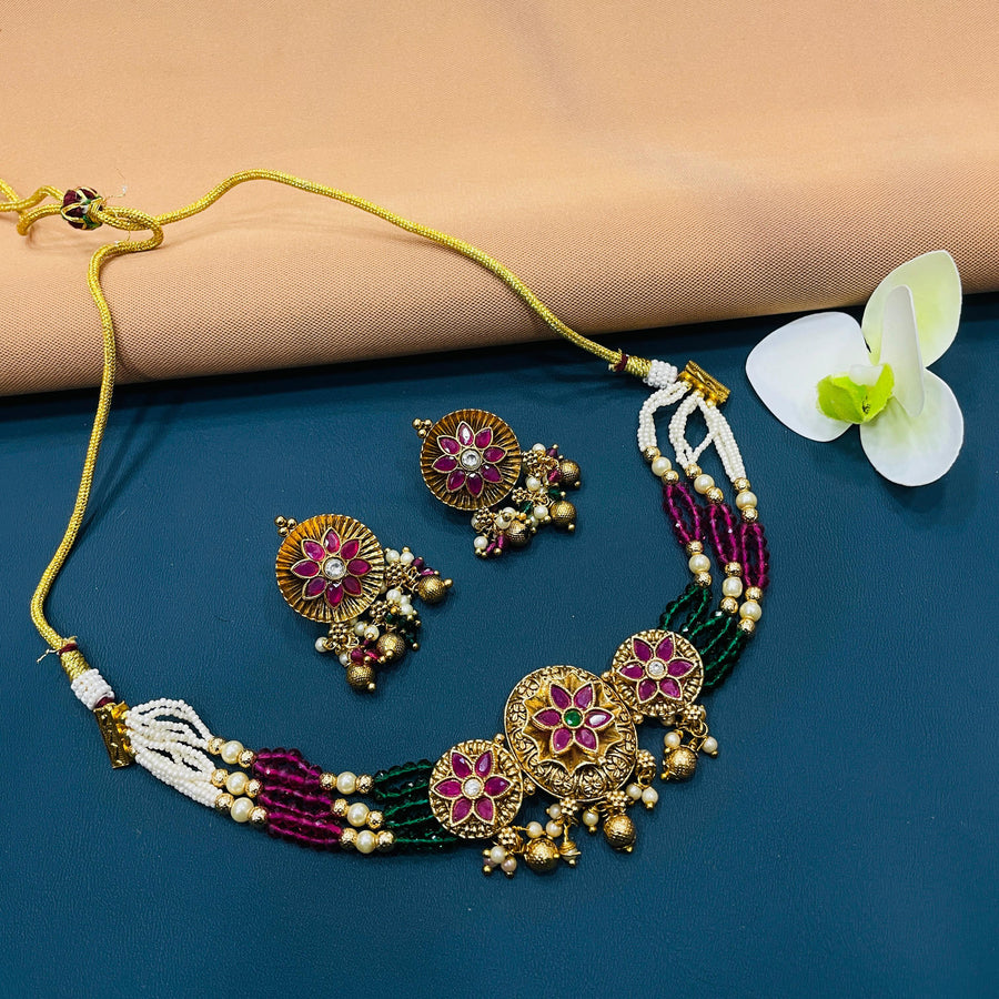 Exquisite golden jewelry, perfect for traditional Indian bridal looks.