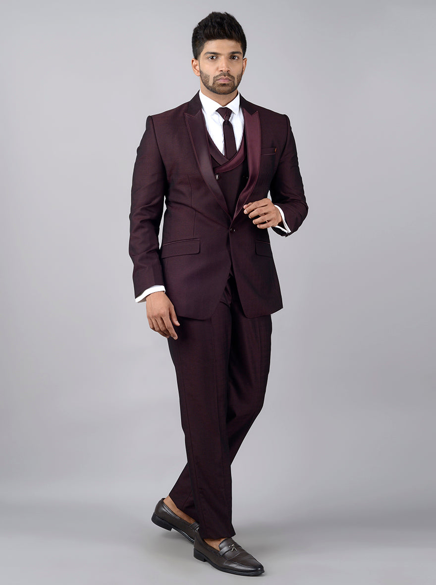 Chic maroon suit for men, perfect for weddings and formal events, combining comfort and style for a standout appearance.