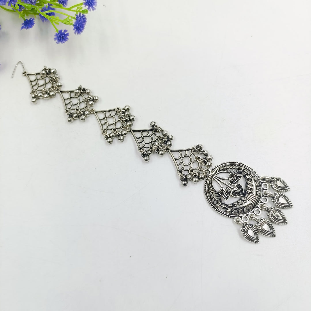 Charming oxidised tikka designed to create a striking bridal appearance.