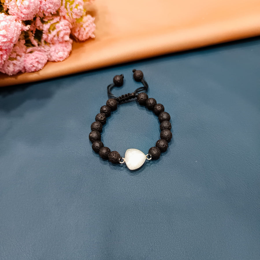 Beautifully crafted pearl bracelet, perfect for gifting or adding a touch of elegance to your jewelry collection.