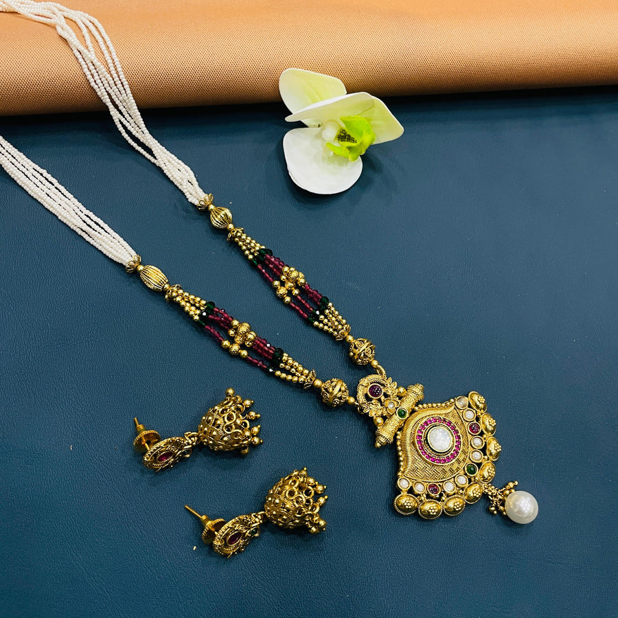 Stunning Indian jewelry set featuring gold accents for elegance.