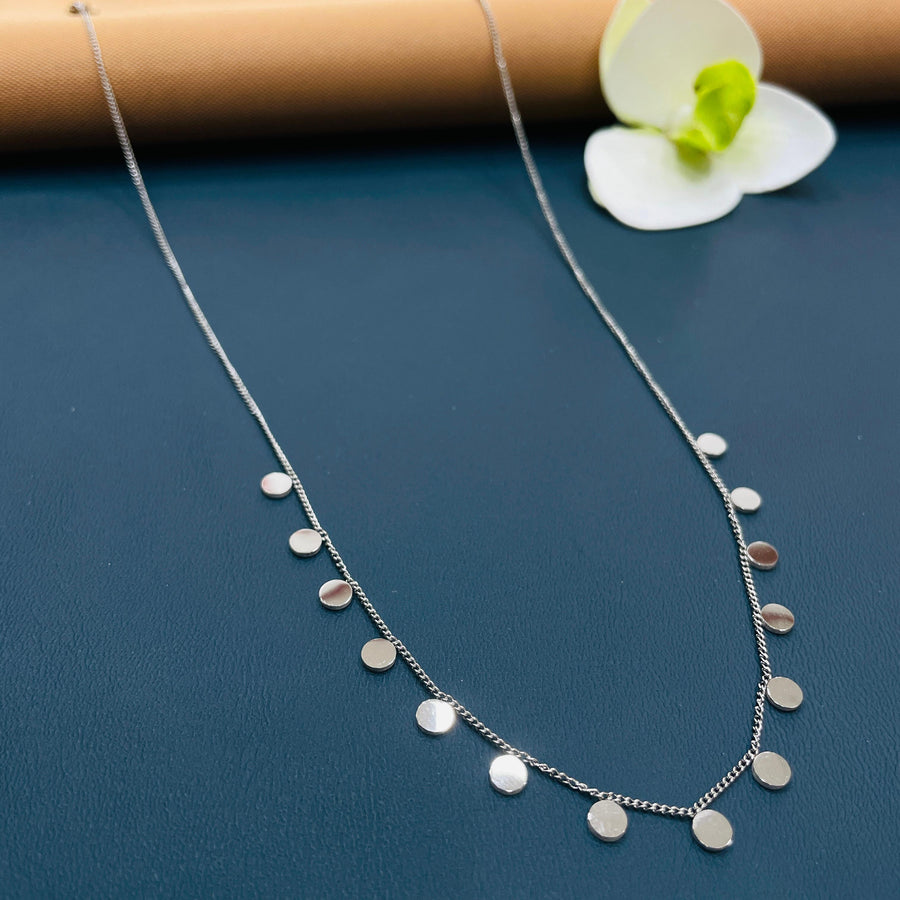 Elegant silver necklace, chic Indian jewelry for women, ideal for USA occasions.