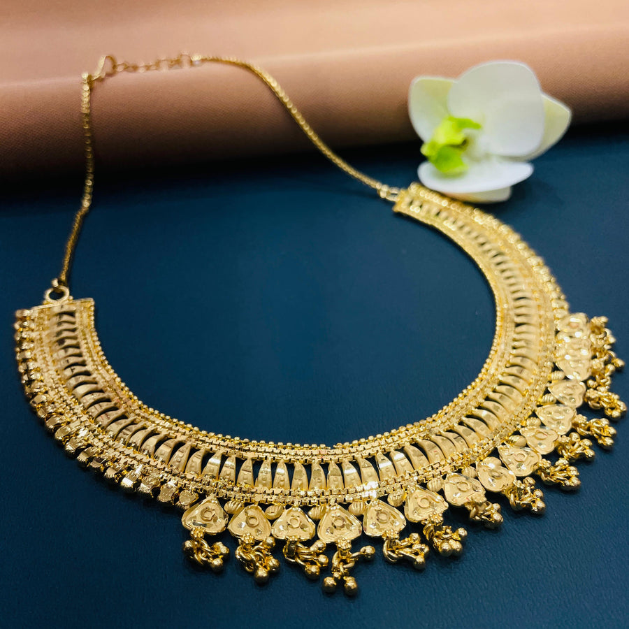 Beautifully designed Indian jewelry set, ideal for special occasions.