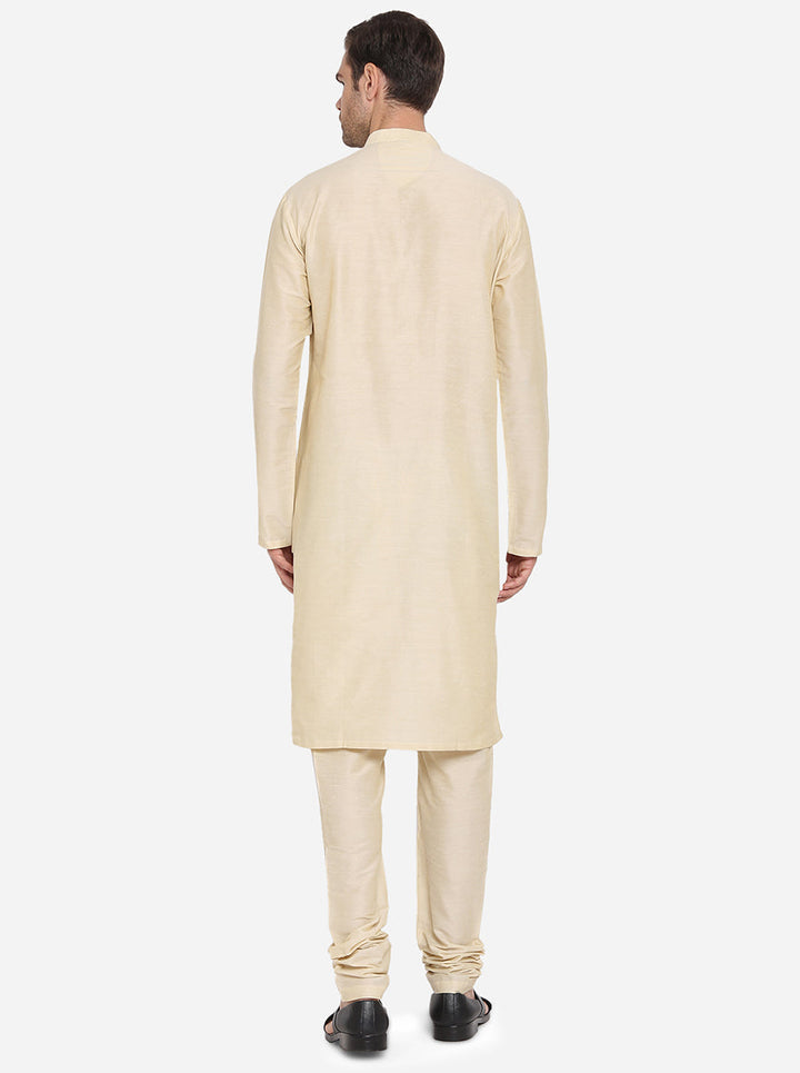 Elegant kurta set, enhancing your ethnic wardrobe.