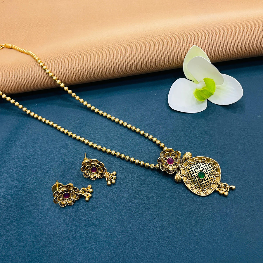 Timeless gold jewelry set, perfect for special occasions and events.