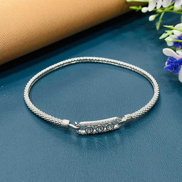 Classic and chic AD diamond bracelet for stylish wear.