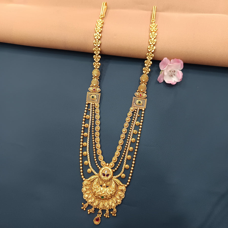 Elegant golden kamarband, a stunning Indian waist chain for bridal wear."