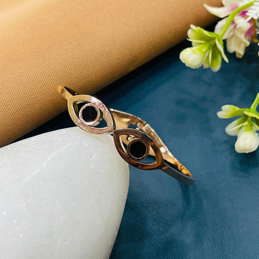 Classic rose gold bangle with a polished finish, ideal for effortless elegance.