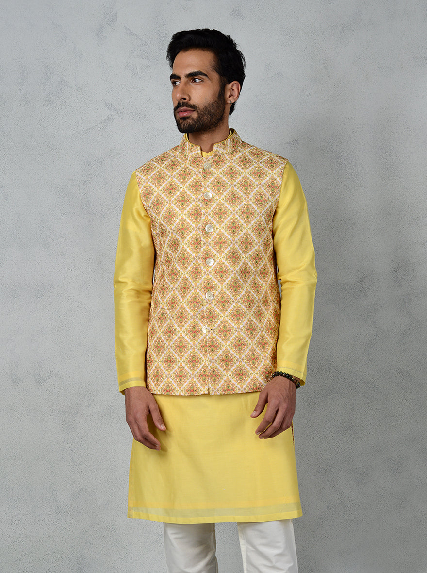 Elevate your style with this yellow sleeveless bandhgala jacket featuring geometric prints and thread embroidery, perfect for Haldi ceremonies.