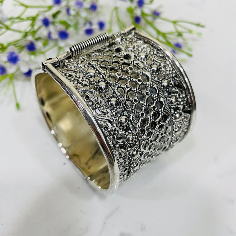 Elegant oxidised bangle set with delicate details, great for special occasions.