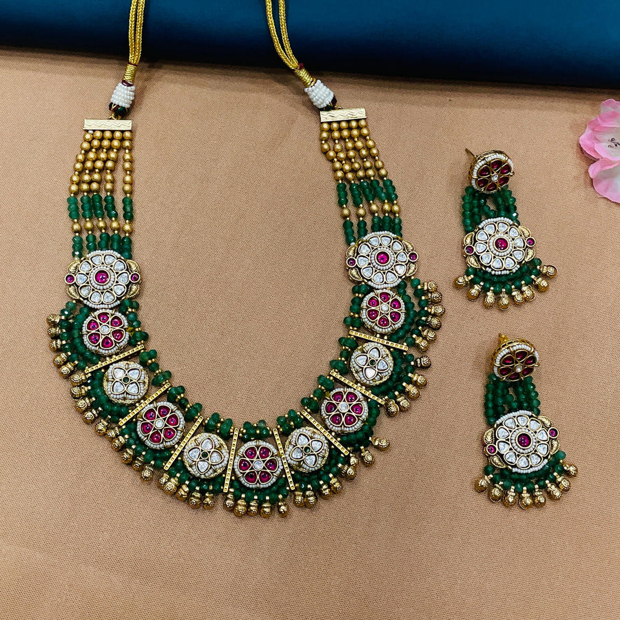 Exquisite antique jewelry set in gold, crafted for brides and special events.