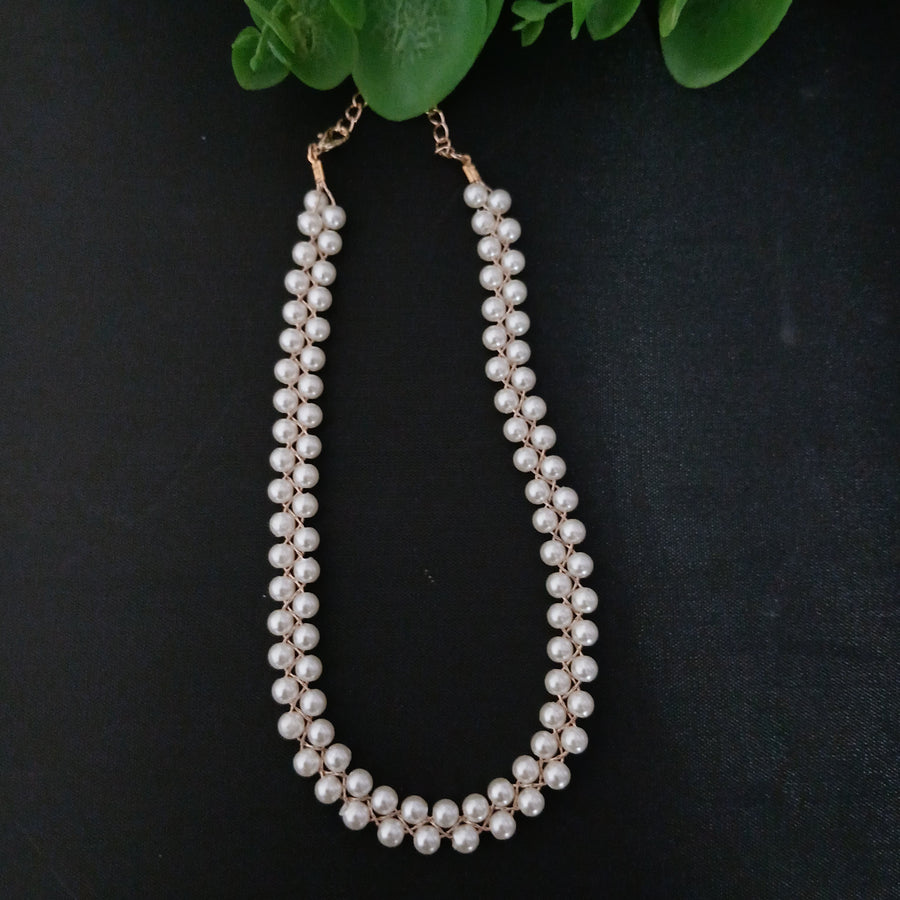 Elegant pearl jewelry set for women, perfect for bridal looks and special events.