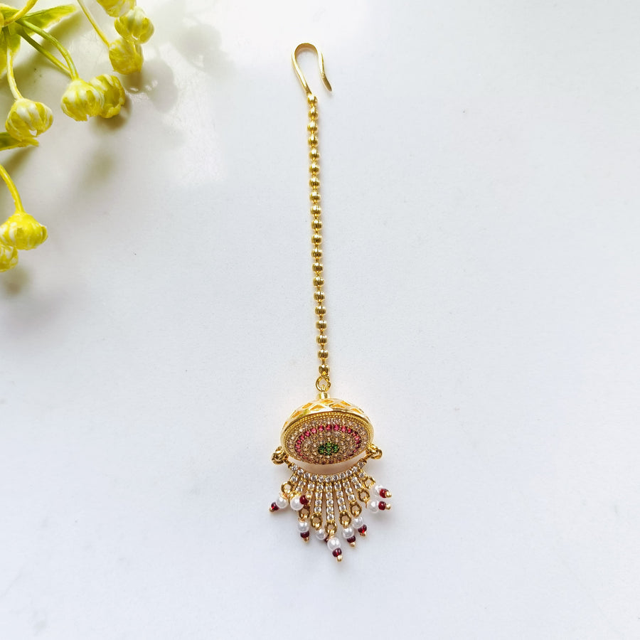 Sophisticated bridal maang tikka with exquisite Kundan craftsmanship, perfect for a wedding celebration.