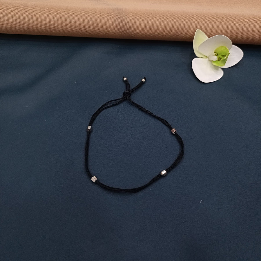 Delicate silver anklet with minimalist design, ideal for everyday wear.