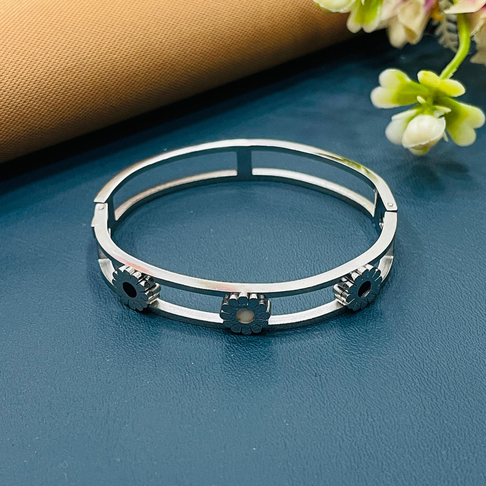 Sophisticated silver bracelet with an adjustable clasp, perfect for a perfect fit.