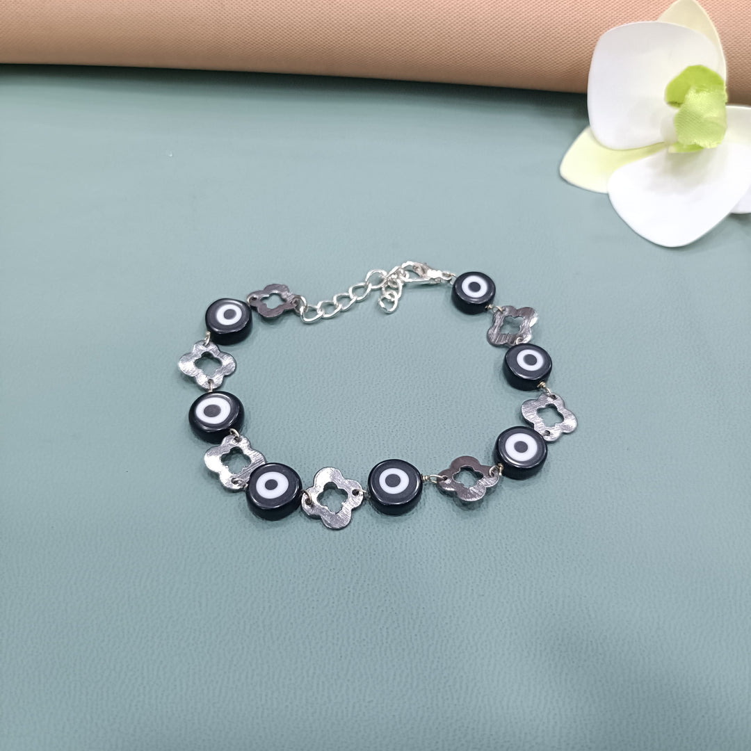 Timeless silver bracelet with a minimalist design, ideal for everyday elegance.