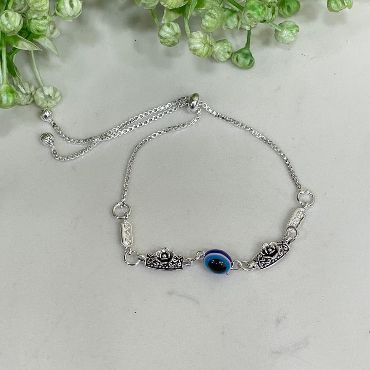 Sterling silver anklet for women, delicate and adjustable, ideal for beach fashion.