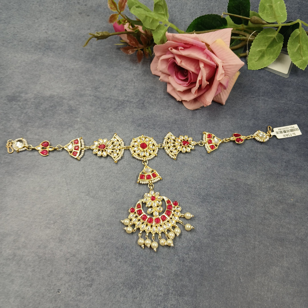 Bridal gold mang tika with delicate Kundan work, a beautiful addition to your wedding tikka jewellery collection.