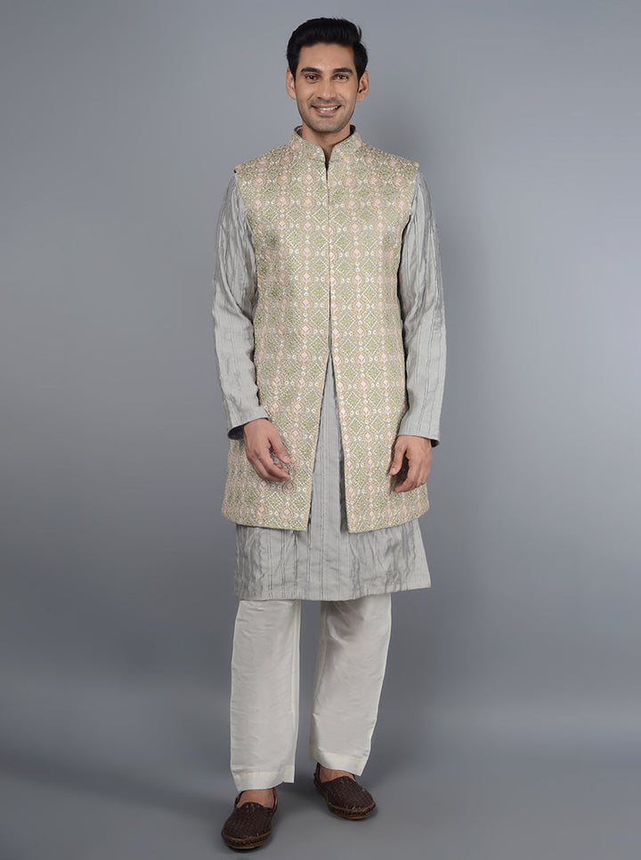 Celebrate in style with this grey kurta set, perfect for festive gatherings.